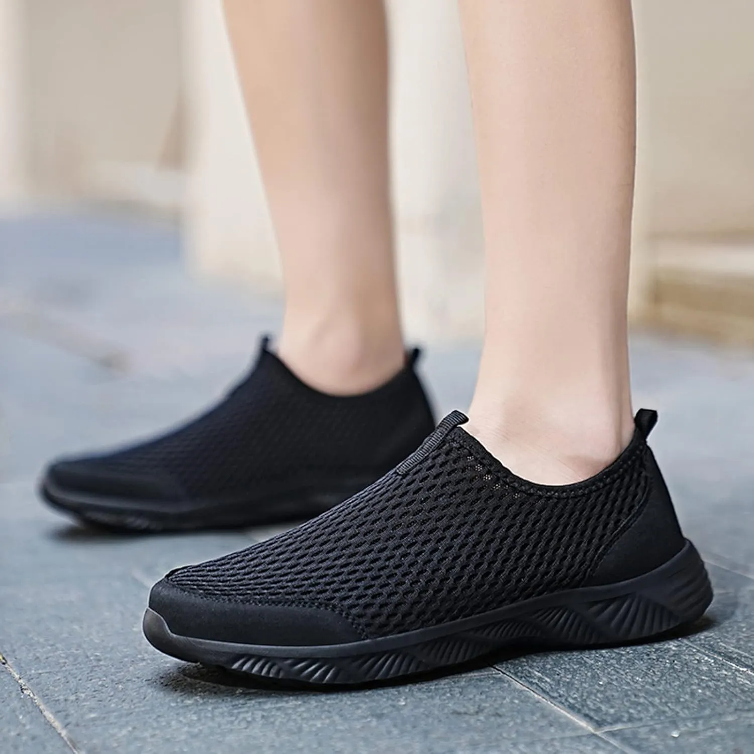 Men Sports Shoes Fashionable Simple and Pure Color Mesh Hollowed Out Breathable Comfortable and Men's Sneaker
